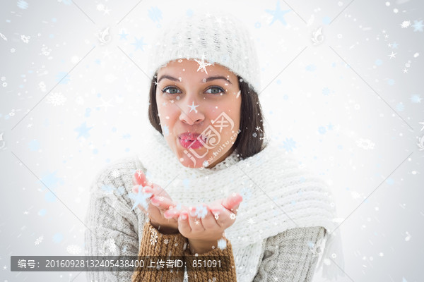 對(duì)著鏡頭吹著雪花的女人