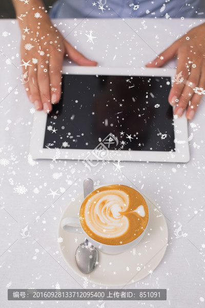 落雪下的数字平板和咖啡