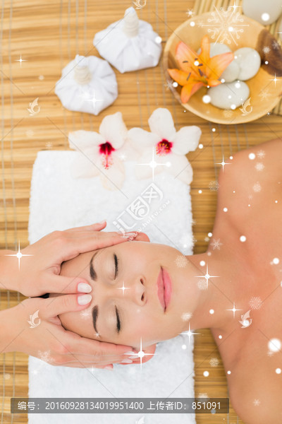 正在做護(hù)理的女人