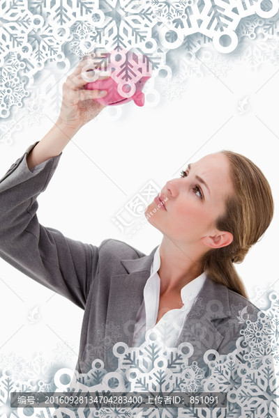 看著小豬存錢罐的女人