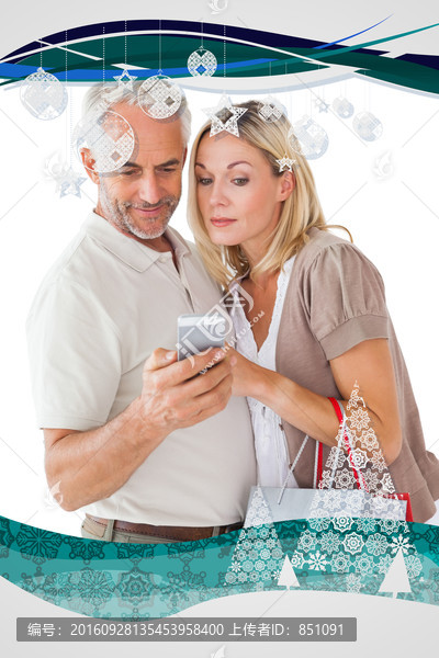 微笑著看著手機的夫婦
