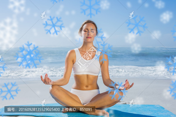 女人在海灘上做瑜伽的復合形象