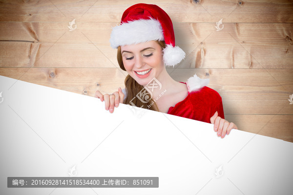 女人戴著圣誕帽微笑的復(fù)合形象