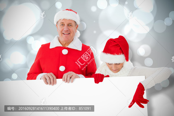 夫婦戴著圣誕帽微笑的復(fù)合形象
