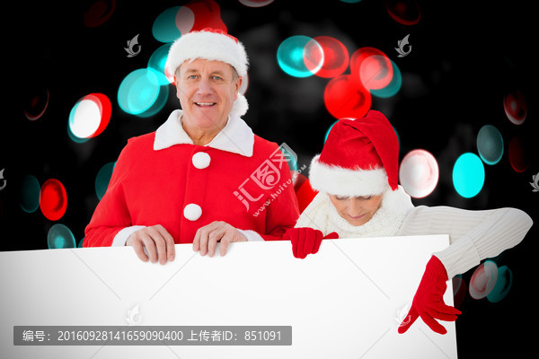 夫婦戴著圣誕帽微笑的復合形象