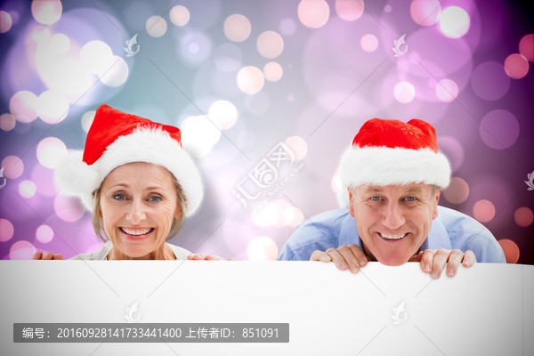 夫婦戴著圣誕帽微笑的復合形象