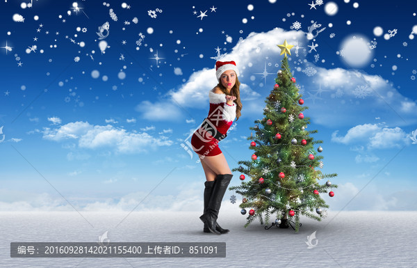 漂亮女人站在圣誕樹旁的復(fù)合形象