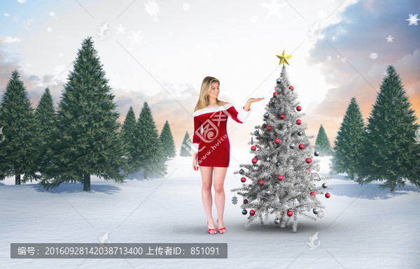 女人站在圣誕樹旁的復(fù)合形象