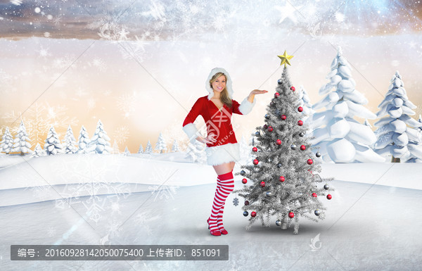 女人站在圣誕樹(shù)旁的復(fù)合形象