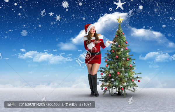 漂亮女人站在圣誕樹旁的復(fù)合形象