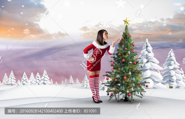 漂亮女人站在圣誕樹旁的復合形象
