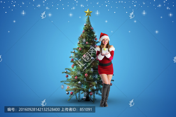 漂亮女人站在圣誕樹(shù)旁的復(fù)合形象