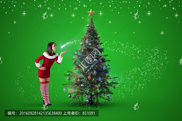 漂亮女人站在圣誕樹(shù)旁的復(fù)合形象