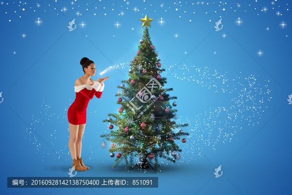 漂亮女人站在圣誕樹旁的復合形象