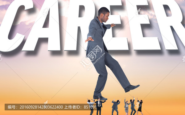 商務(wù)人士抬著老板的復(fù)合形象