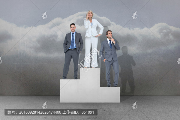 商務(wù)人士在領(lǐng)獎(jiǎng)臺(tái)上的綜合形象
