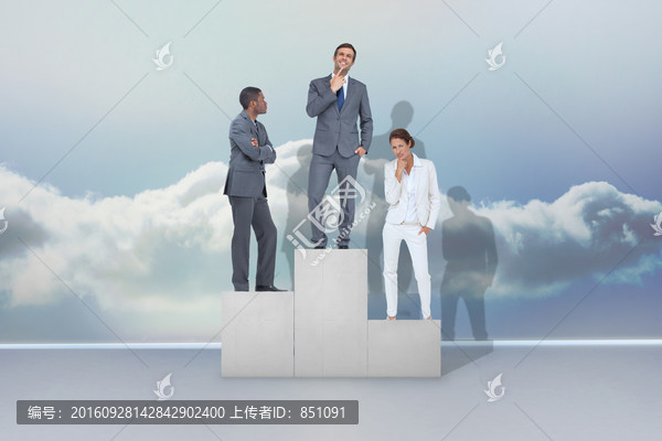 商務人士在領獎臺上的綜合形象