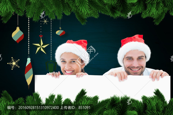 夫婦戴著圣誕帽微笑著的復(fù)合形象
