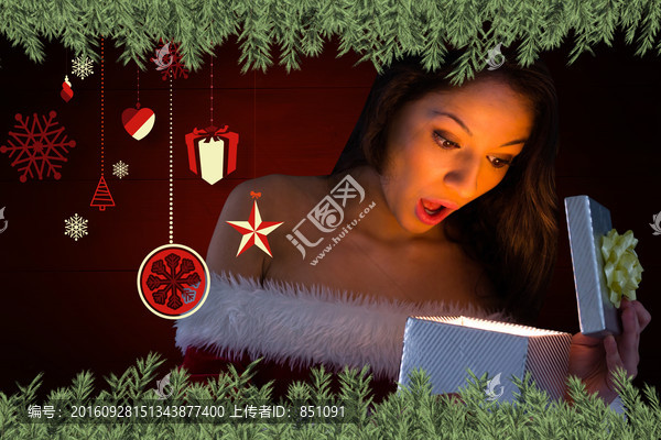 女人驚訝的打開禮盒的復(fù)合形象