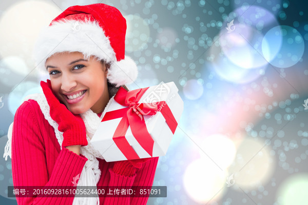 女人拿著禮物微笑著的復合形象