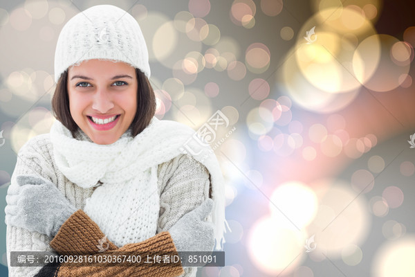 女人微笑著看著鏡頭的復合形象