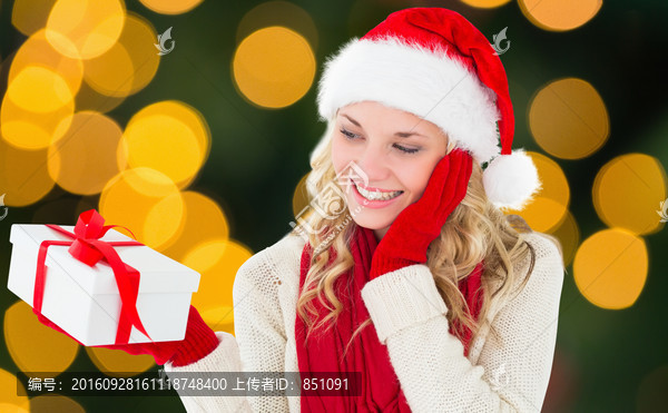 女人微笑著拿著禮物的復(fù)合形象