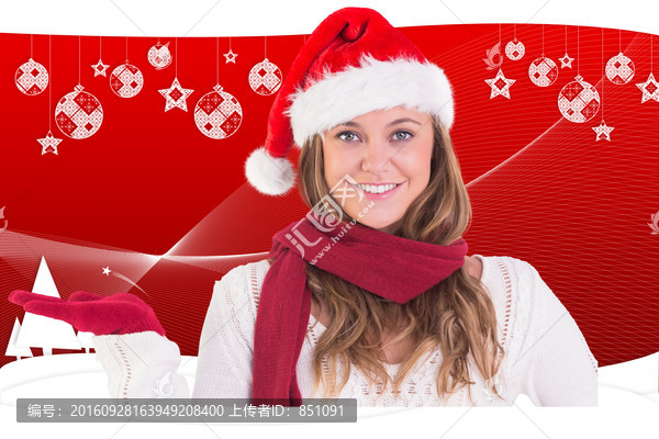 女人微笑着拿着圣诞帽的复合形象