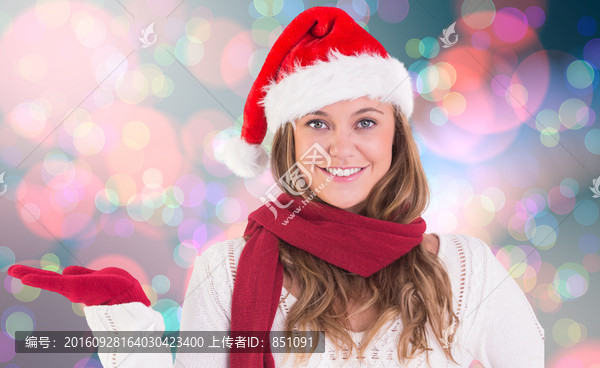金發(fā)女人微笑著抬起手的復(fù)合形象