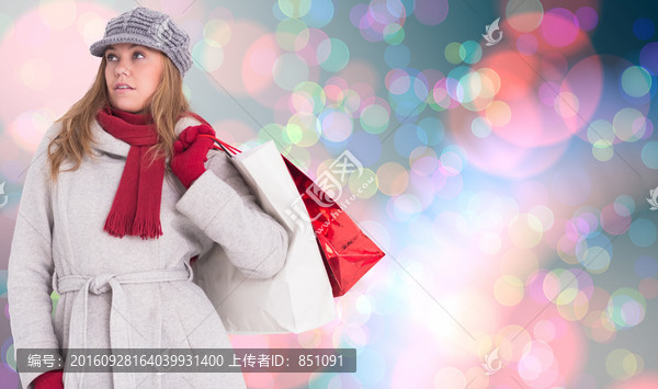 金發(fā)女人拎著購物袋的復合形象