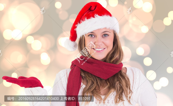 女人戴著圣誕帽微笑的復(fù)合形象