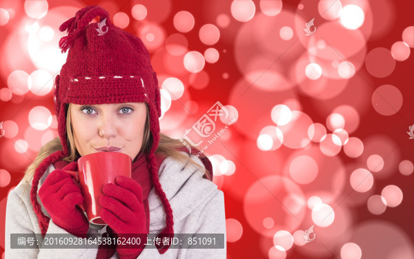 女人喝著熱飲料的復(fù)合形象