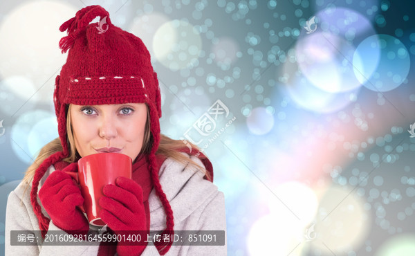 女人喝著熱飲料的復(fù)合形象