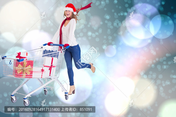 金發(fā)女人推著購物車的復(fù)合形象