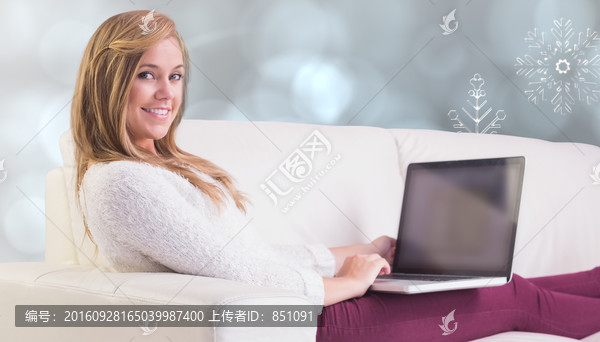 女人使用筆記本電腦的復(fù)合形象
