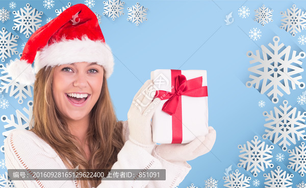 女人微笑著拿著禮物的復(fù)合形象