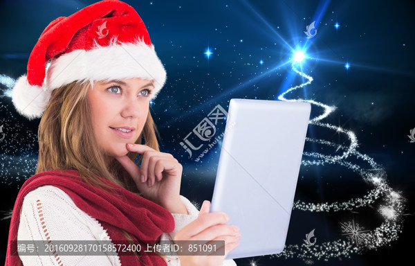 女人看著平板電腦的復合形象