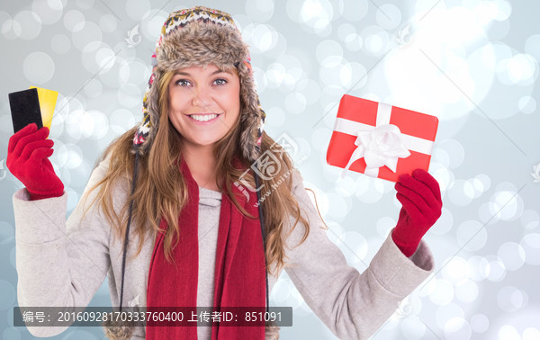 女人拿著禮物和信用卡的復合形象