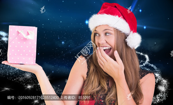女人微笑著看著禮物的復(fù)合形象