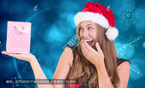 女人微笑著看著禮品袋的復合形象