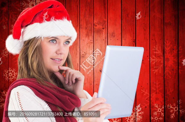 金發(fā)女人拿著平板電腦的復(fù)合形象