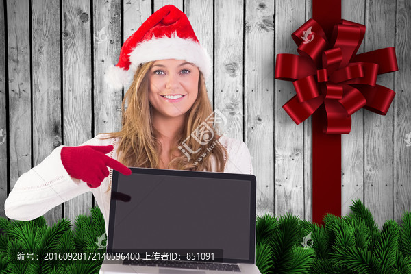 女人指著筆記本電腦的復合形象
