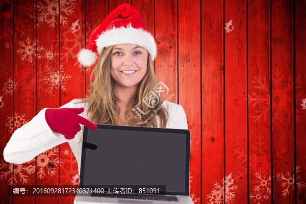 女人指著筆記本電腦的復(fù)合形象