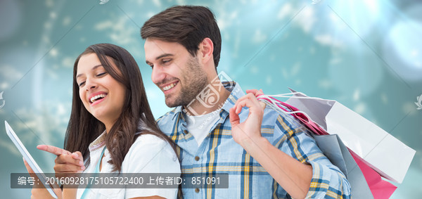 圣誕提著購物袋的情侶