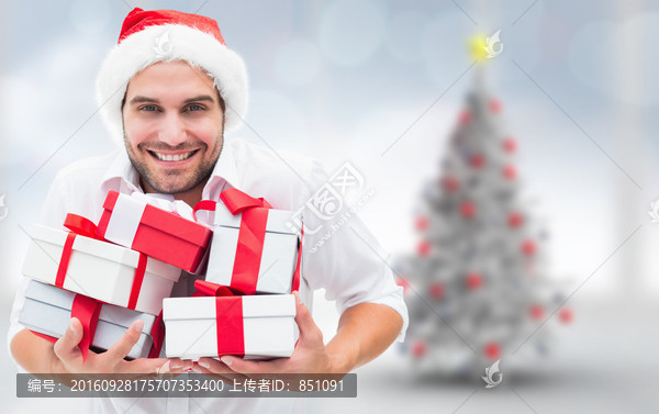 圣诞抱着礼物的帅哥