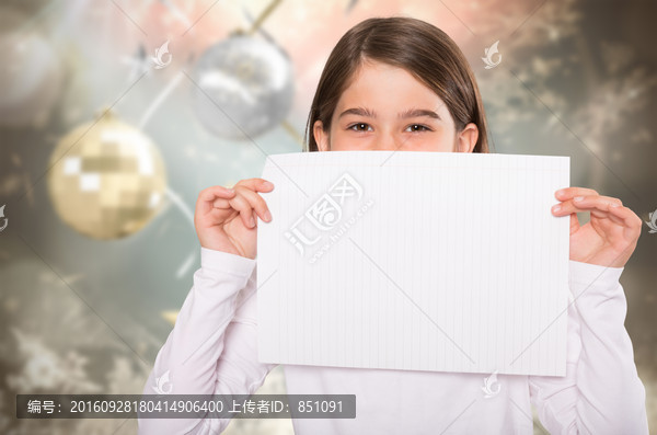 圣誕節(jié)拿著紙張的小女孩