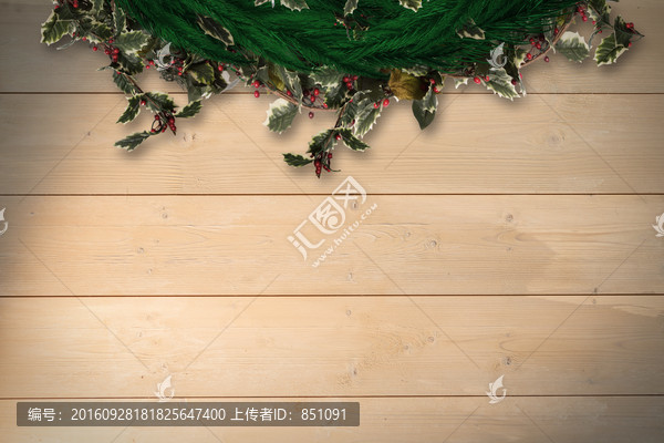喜慶的圣誕花環(huán)和漂白的木板背景