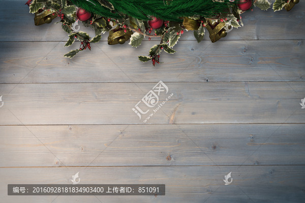喜慶的圣誕花環(huán)和漂白的木板背景