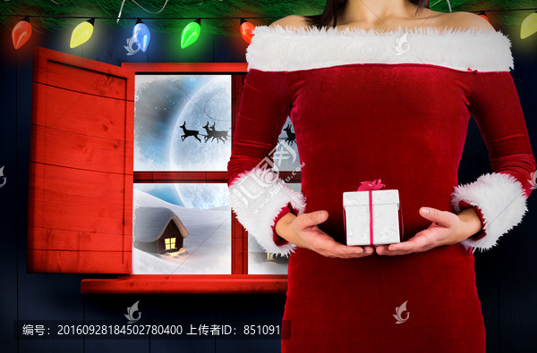 女人拿著圣誕禮物的復(fù)合形象