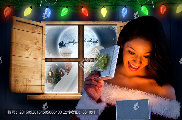 女人微笑著打開禮物的復(fù)合形象