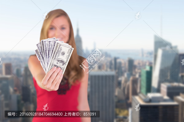 金發(fā)女人拿著紙幣的復(fù)合形象